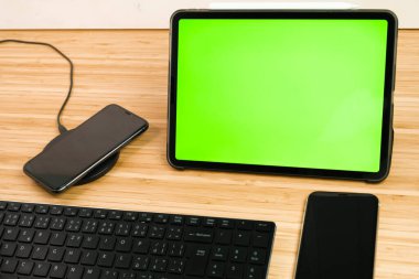Akıllı telefon klavye ve klavye ile tabletin yanında kablosuz şarj oluyor.