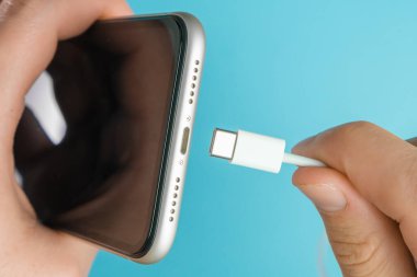 Man el kapatma bir USB tip-c kablo aracılığıyla cep telefonu içine bir şarj yerleştirici.