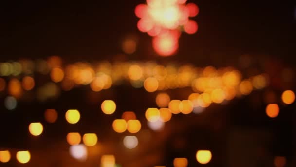 Flickering bokeh di fuochi d'artificio in città durante celebrazione di Anno nuovo e Natale. — Video Stock