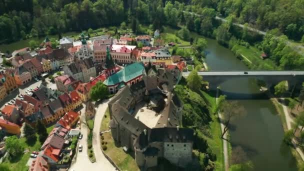 Zawróć Loket zamek i małe czeskie miasteczko, w pobliżu Karlowych Warów, Czechy. — Wideo stockowe