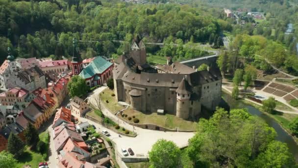 Girare intorno al castello di Loket e piccola città ceca, vicino a Karlovy Vary, Repubblica Ceca. — Video Stock