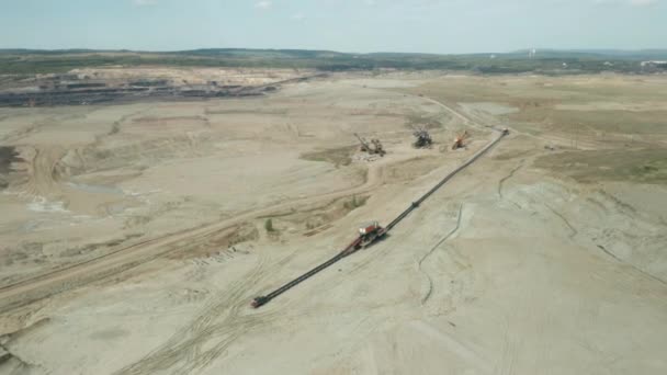 Kömür madenciliği ekipmanlarıyla bir maden ocağının üzerinden uçmak. Çalışan kova tekerlek kazıcı. — Stok video