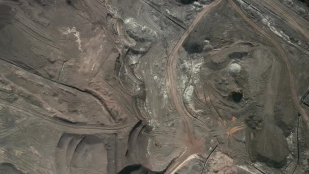 Zbor peste o carieră minieră cu echipamente pentru mineritul cărbunelui. Excavator de găleată de lucru . — Videoclip de stoc