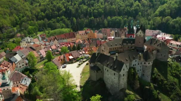 Otočte se kolem hradu Loket a malého českého města, nedaleko Karlových Varů, Česká republika. — Stock video