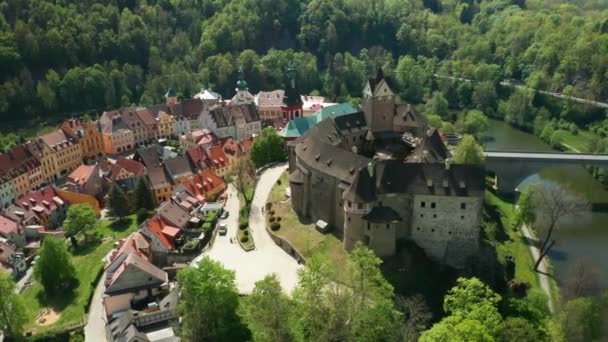 Forduljon meg a Loket kastély és a kis cseh város közelében Karlovy Vary, Cseh Köztársaság. — Stock videók