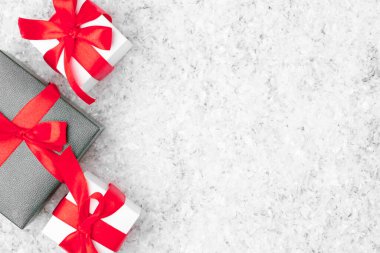 Hediye kutuları ya da kırmızı kurdeleli bir fiyonk içinde Noel Baba 'ya yazılmış bir mektup ve karlar üzerinde fotokopi alanı olan bir mektup. Noel ya da Yeni Yıl tebrik kartı kavramı.