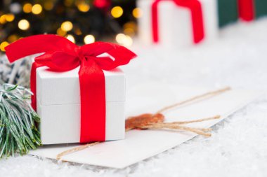 İçinde Noel Baba 'ya mektup olan bir zarf. Karda süslenmiş Noel ağacının altında duran hediye kutuları. Yeni yıl tatili