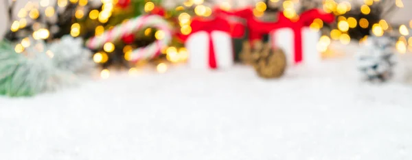 Composição de Natal borrada com vara de doces, caixas de presente e guirlanda com espaço de cópia. — Fotografia de Stock