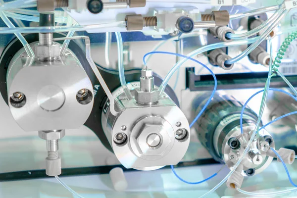 Binär pump i HPLC-systemet. Högpresterande vätskekromatografi vid analyslaboratorium. — Stockfoto