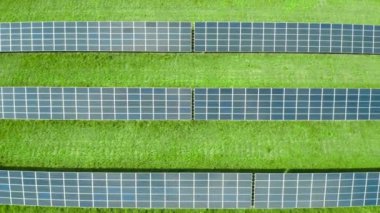 Yeşil alandaki güneş panellerinden yükselin. Fotovoltaik enerji santrali