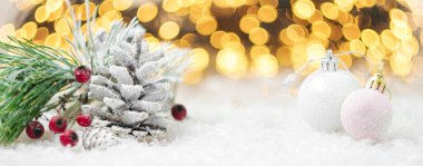 Çam kozalakları, böğürtlenler, karda noel pembe topları. Kopya alanı ile kış dekorasyonu.