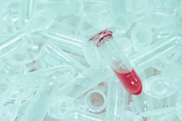 Tubos Eppendorf Microcentrifugadores Usados Com Líquido Vermelho Sangue Após Análise — Fotografia de Stock