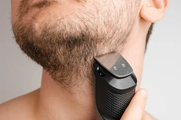 Homem Barbeando Barba Pescoço Com Uma Lâmina Elétrica Manhã Corte — Fotografia de Stock