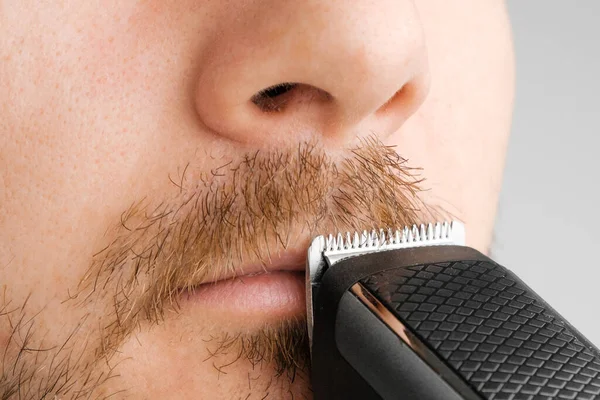 Rasage de moustache avec rasoir électrique ou tondeuse avec espace de copie. — Photo