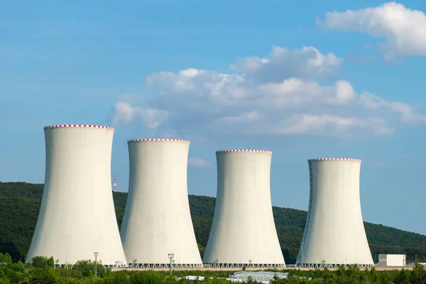 原子力発電所 青空と山の背景に冷却塔 — ストック写真
