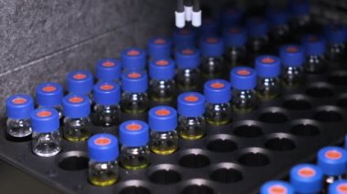 Otomatik HPLC örnekleyicisi devrede. Tıbbi örnekler test ediliyor. 