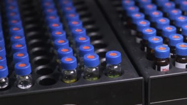 Bilim adamı numuneleri HPLC analizi için otomatik örnekleyiciye koydu. Koronavirüse karşı aşı testi. Tıbbi örneklerle çalışma süreci.
