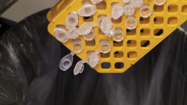 Plastic eppendorfbuizen weggooien na analyse. Afval in analytisch laboratorium. Liquidatie van monsters. — Stockvideo
