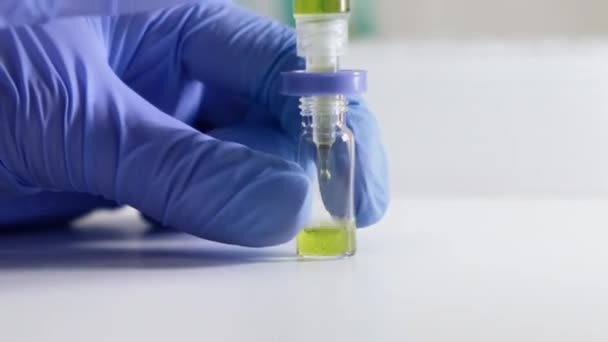 Używane fiolki po zbadaniu szczepionki przeciwko koronawirusowi. Odpady chemiczne lub śmieci w laboratorium analitycznym. Wyroby szklane HPLC — Wideo stockowe