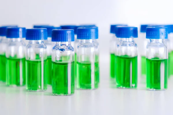 Fiolki Hplc Zieloną Próbką Ekstraktów Roślinnych Opracowanie Leków Bazie Produktów — Zdjęcie stockowe