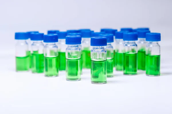 Fiolki Hplc Zieloną Próbką Ekstraktów Roślinnych Opracowanie Leków Bazie Produktów — Zdjęcie stockowe