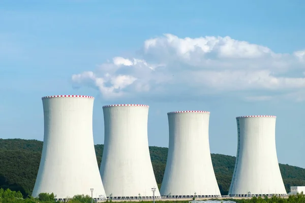 Атомна Електростанція Охолоджуючі Вежі Тлі Блакитного Неба Гір — стокове фото