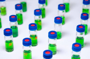 Yeşil sıvılı HPLC cam şişelerindeki desen. İlaç ve kimyasal analizler.