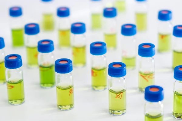 Modello Fiale Vetro Hplc Con Fluido Verde Prodotti Farmaceutici Analisi — Foto Stock