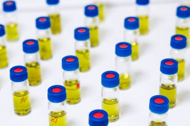 HPLC cam şişelerinde sarı sıvı var. İlaç ve kimyasal analizler.