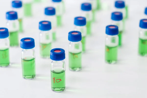 Padrão Frascos Vidro Hplc Com Fluido Verde Produtos Farmacêuticos Análises — Fotografia de Stock