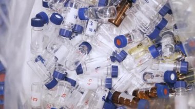 Koronavirüs aşısı testinden sonra kullanılmış şişeler. Kimyasal atıklar ya da analitik laboratuardaki çöpler. HPLC cam eşyalar