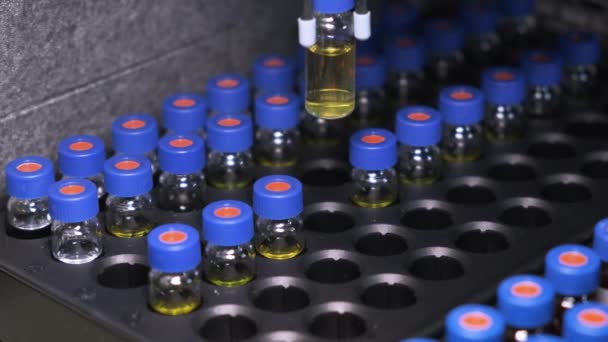 Automatische bemonstering van HPLC in uitvoering. Testen van medische monsters. — Stockvideo