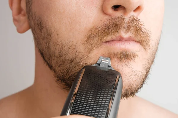 Afeitado Bigote Con Afeitadora Eléctrica Recortadora Con Espacio Para Copiar —  Fotos de Stock