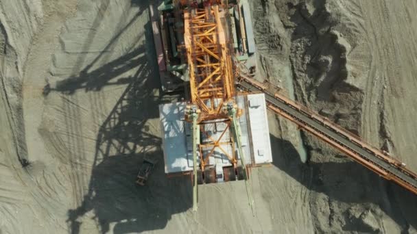 Большой оранжевый экскаватор с ковшовым колесом в угольной шахте — стоковое видео