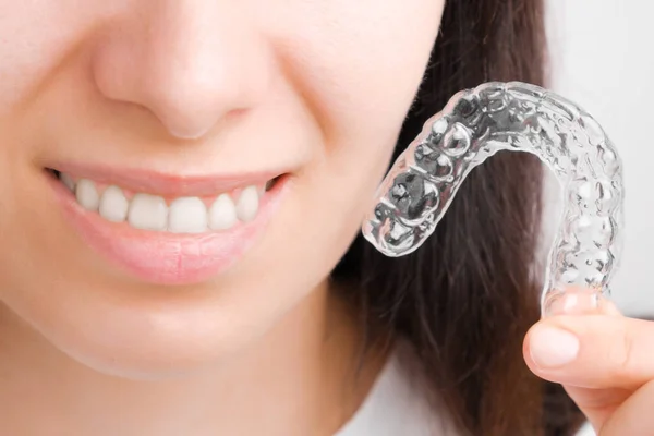 Feche Mulher Segurando Aparelho Removível Transparente Para Sorriso Perfeito Aligners — Fotografia de Stock