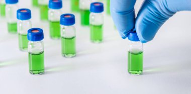 Bilim adamı HPLC analizi için bitki özlerinin olduğu bir şişe yerleştirdi. Geliştirme ilaçları ve farmasötikler için doğal ürünler