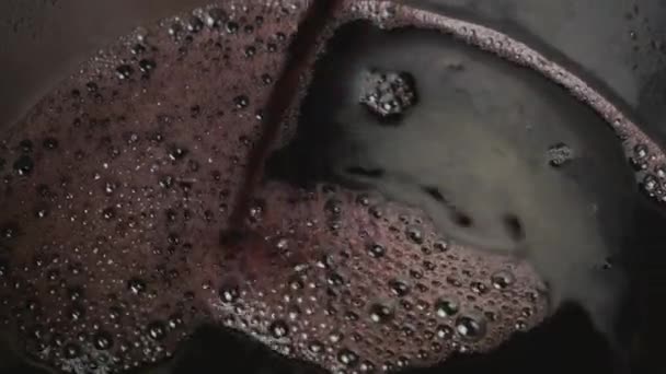Häll rödvin i pannan för framställning av glögg eller bål. — Stockvideo