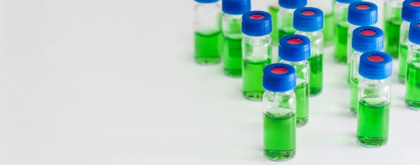 Hplcバイアルの緑色のサンプルは コピースペースのある白い背景の白い背景にあります 天然薬物の開発のためのハーブ抽出物 — ストック写真
