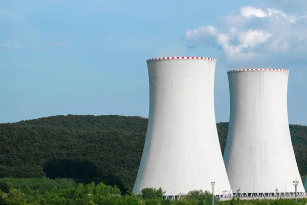 Twee Schoorstenen Van Een Kerncentrale Bij Weg — Stockfoto