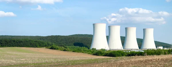 Weiße Schornsteine Eines Atomkraftwerks Nachhaltige Energie Banner Mit Kopierraum — Stockfoto