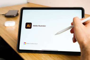 Adobe Illustrator, iPad Pro tabletinde elmalı kalemle kullanılır. Tabletteki uygulamayı kullanan adam. Aralık 2020, San Francisco, ABD