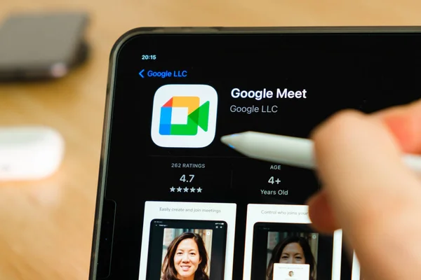 iPad Pro tablet ekranında elmalı kalemle Google Meet logosu gösterildi. Tabletteki uygulamayı kullanan adam. Aralık 2020, San Francisco, ABD