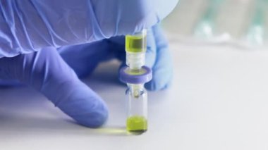 HPLC analizinden önce şırınga filtresi kullanarak bitki örneğini filtreleyen bilim adamı.