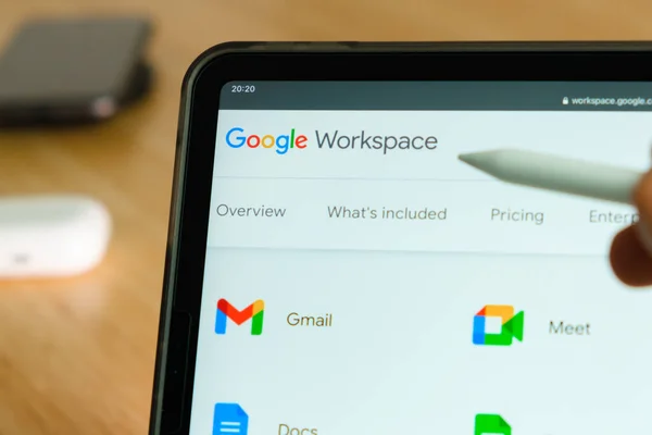 iPad Pro tablet ekranında elmalı kalemle gösterilen Google Workspace logosu. Tabletteki uygulamayı kullanan adam. Aralık 2020, San Francisco, ABD