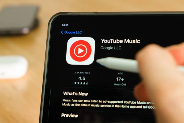 Logotipo Música Youtube Mostrado Por Lápiz Manzana Pantalla Tableta Ipad — Foto de Stock