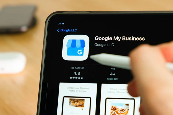 Google My Business logo shown by apple pencil on the iPad Pro tablet screen. Man using application on the tablet. December 2020, San Francisco, USA. — Stock Photo, Image