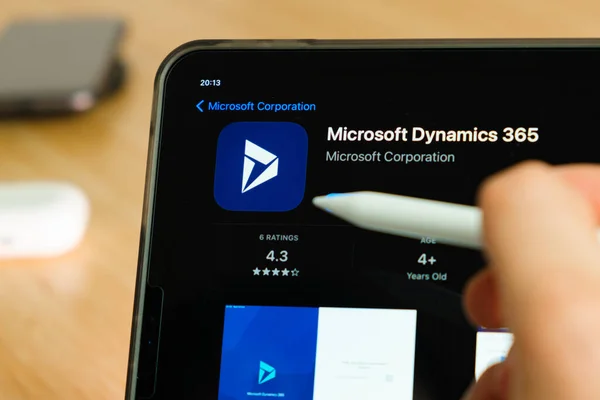 iPad Pro tablet ekranında elmalı kalemle gösterilen Microsoft Dynamics 365 logosu. Tabletteki uygulamayı kullanan adam. Aralık 2020, San Francisco, ABD.