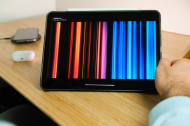 Netflix, iPad Pro tabletinde elmalı kalemle kullanılır. Tabletteki uygulamayı kullanan adam. Aralık 2020, San Francisco, ABD.