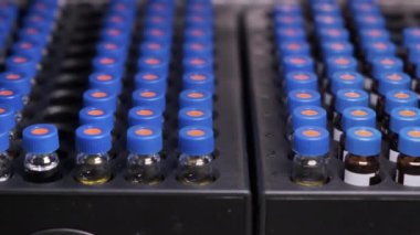 Kromatografik robotik cihazın otomatik taşıma hattı. Tüplerdeki tıbbi örneklerle yapılan çalışmalar. HPLC sistemi kullanılarak aşı denemesi.