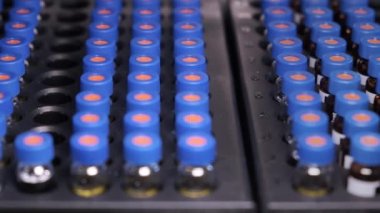 Kromatografik robotik cihazın otomatik taşıma hattı. Tüplerdeki tıbbi örneklerle yapılan çalışmalar. HPLC sistemi kullanılarak aşı denemesi.